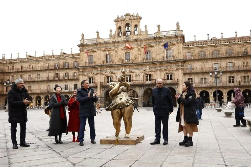 Escultura del artista chino Xu Hongfei en la Plaza Mayor. Foto de David Sañudo