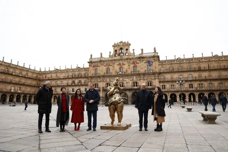 Escultura del artista chino Xu Hongfei en la Plaza Mayor. Foto de David Sañudo