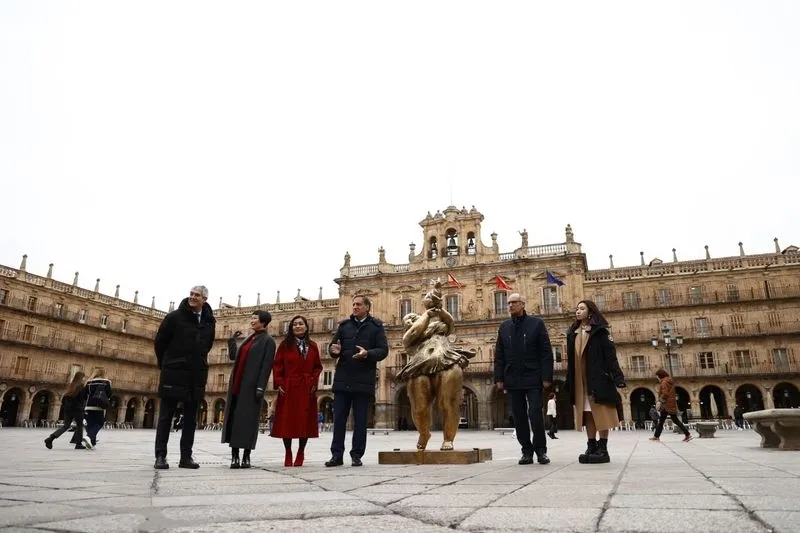 Escultura del artista chino Xu Hongfei en la Plaza Mayor. Foto de David Sañudo