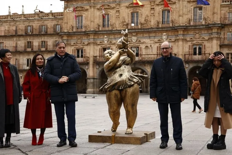 Escultura del artista chino Xu Hongfei en la Plaza Mayor. Foto de David Sañudo