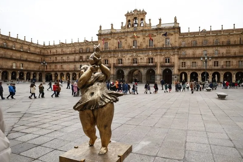 Escultura del artista chino Xu Hongfei en la Plaza Mayor. Foto de David Sañudo