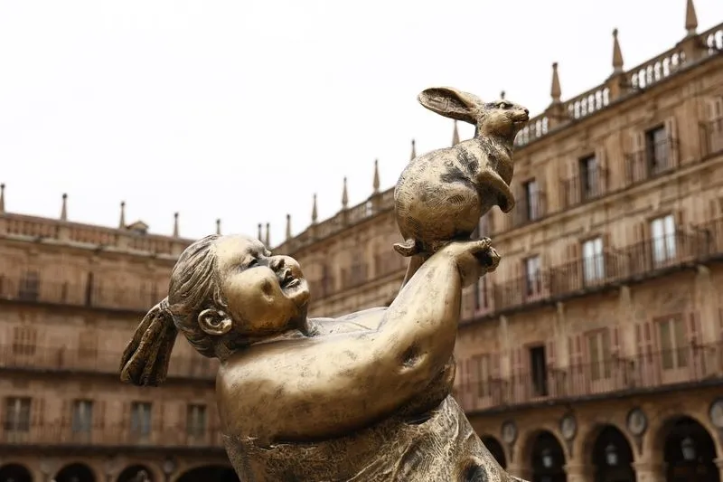 Escultura del artista chino Xu Hongfei en la Plaza Mayor. Foto de David Sañudo