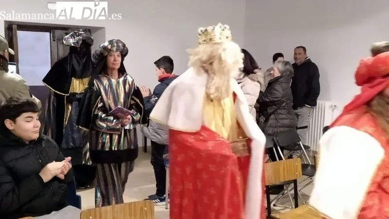 Los Reyes Magos entregaron regalos a los niños y a los Mayores