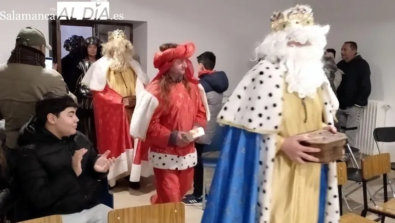 Los Reyes Magos entregaron regalos a los niños y a los Mayores