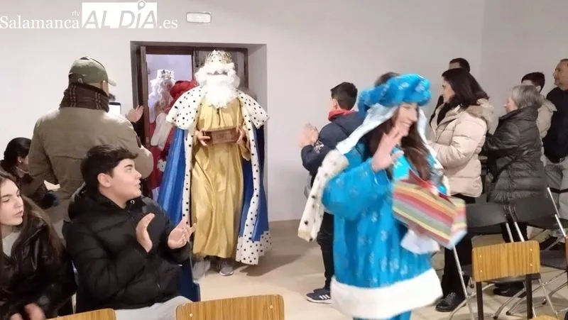 Los Reyes Magos entregaron regalos a los niños y a los Mayores