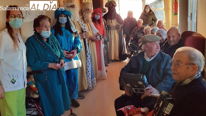 Foto 2 - Niños y Mayores reciben con emoción la visita de los Reyes Magos en Bañobárez