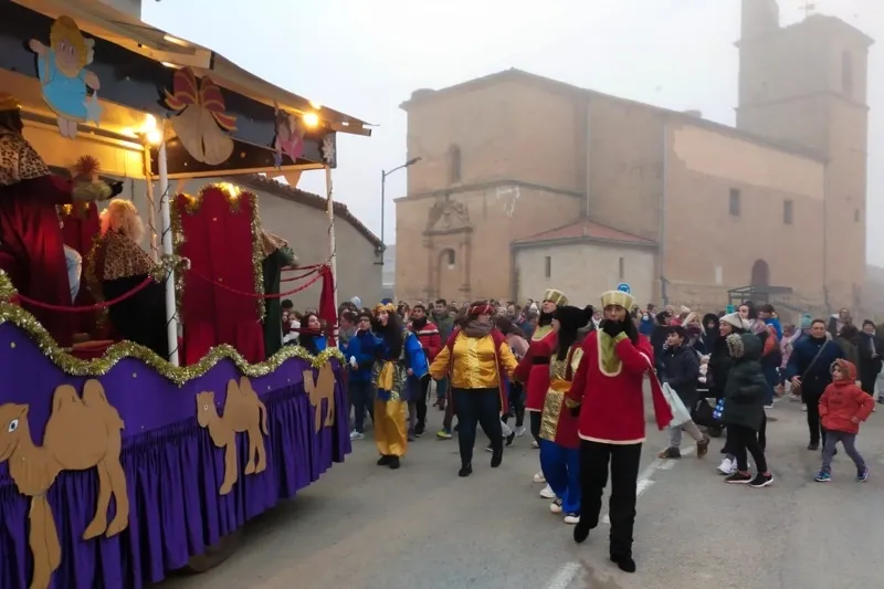 Foto 4 - Los Reyes Magos reparten ilusi&oacute;n y caramelos en Villoruela