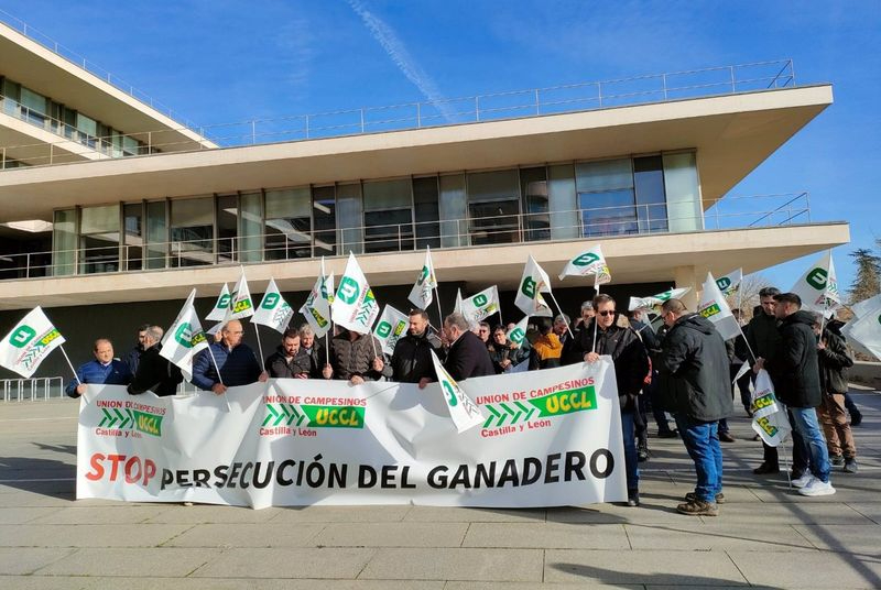 Concentración de UCCL a las puertas de la sede de le Delegación Territorial de la Junta en Salamanca - EUROPA PRESS