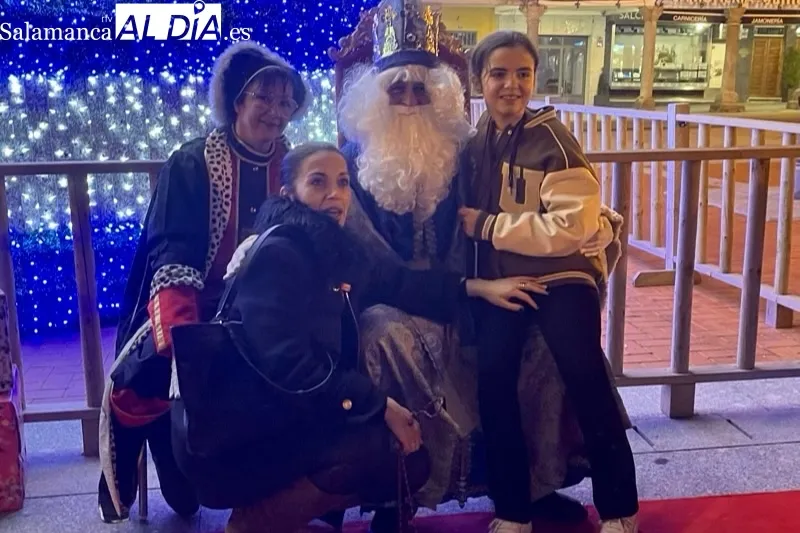 Grandes y pequeños han participado en la recepción a los Reyes Magos