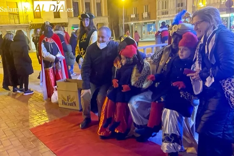 Grandes y pequeños han participado en la recepción a los Reyes Magos