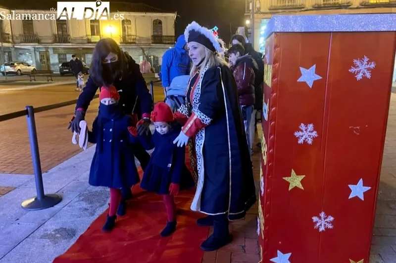 Grandes y pequeños han participado en la recepción a los Reyes Magos