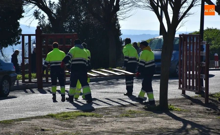 Foto 10 - Los pinos se pueblan de agujas mientras se empiezan a levantar las casetas