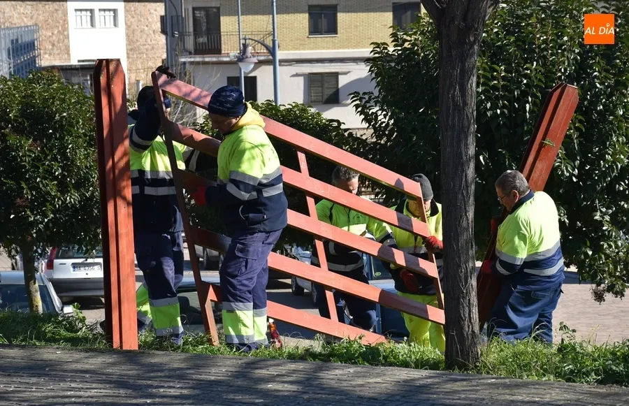 Foto 6 - Los pinos se pueblan de agujas mientras se empiezan a levantar las casetas