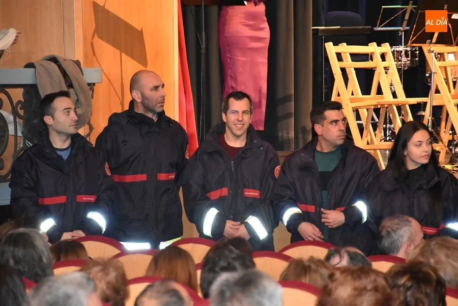 Foto 11 - Carmen &Aacute;lvarez y los Bomberos Voluntarios reciben sus distinciones como &lsquo;Mirobrigenses Ilustres&rsquo;