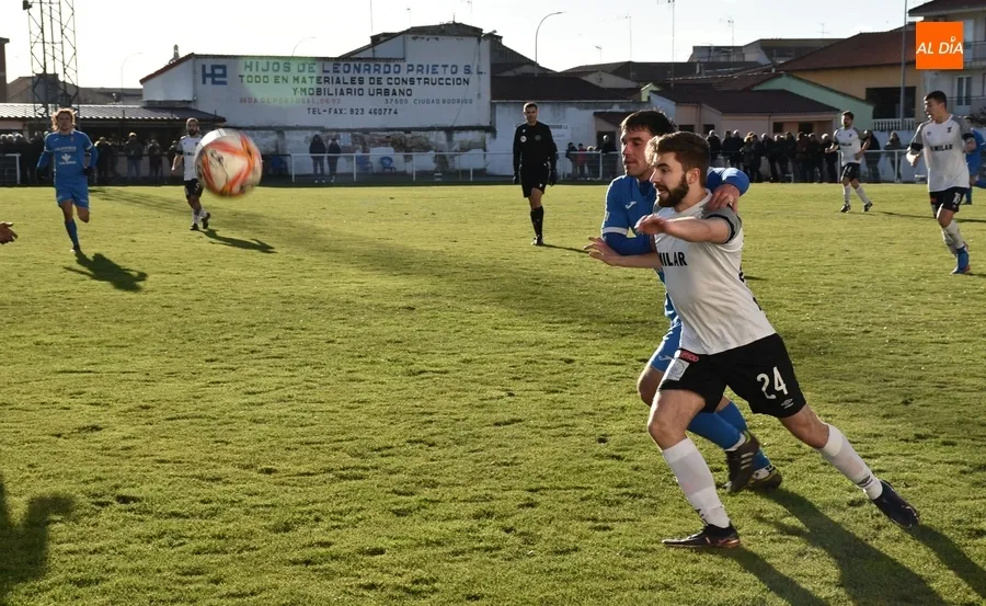 Foto 3 - El Ciudad Rodrigo firma tablas con el col&iacute;der en un gran partido que pudo ganar cualquiera