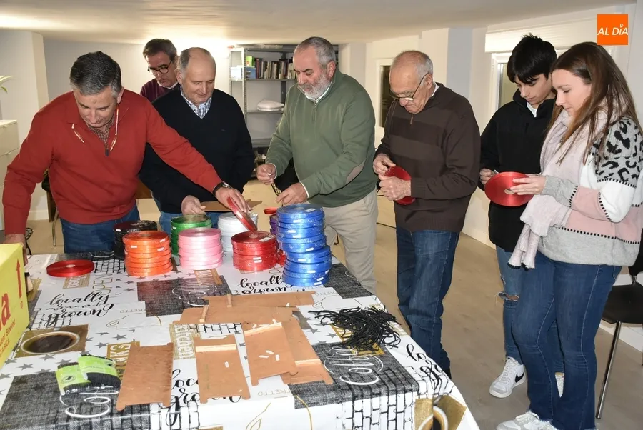 Foto 2 - La Cofrad&iacute;a de San Blas corta cerca de 10.000 gargantillas para la fiesta del d&iacute;a 3