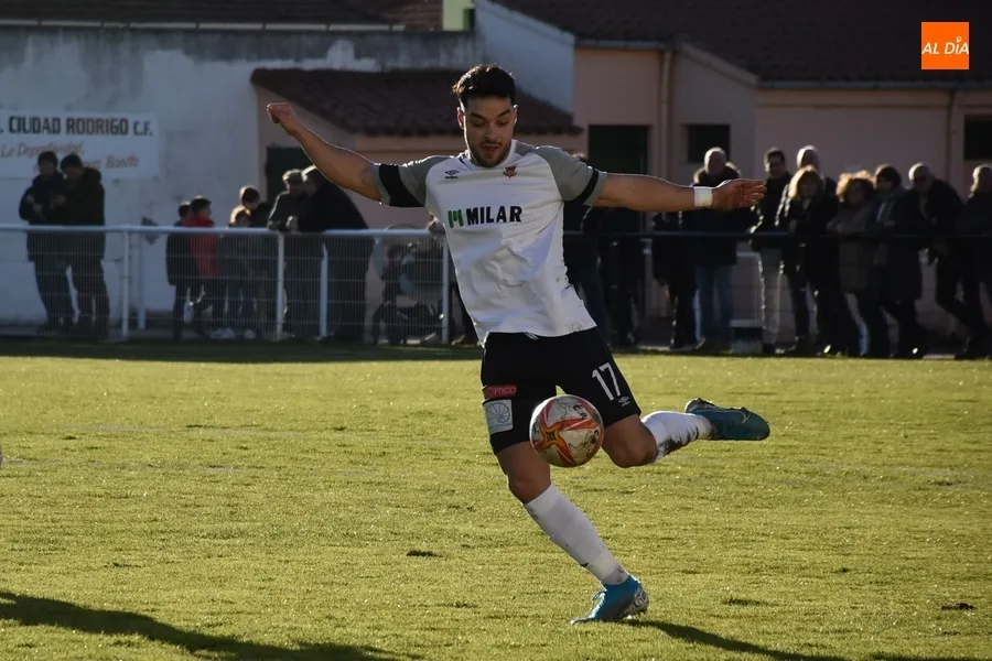 Foto 5 - El Ciudad Rodrigo firma tablas con el col&iacute;der en un gran partido que pudo ganar cualquiera