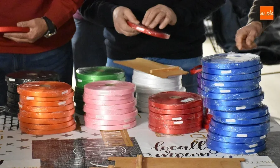 Foto 3 - La Cofrad&iacute;a de San Blas corta cerca de 10.000 gargantillas para la fiesta del d&iacute;a 3
