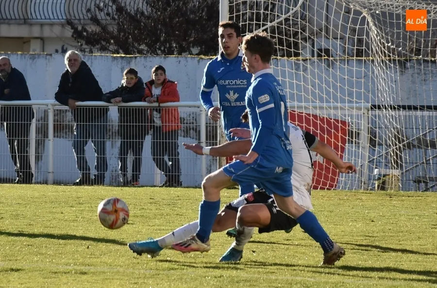 Foto 6 - El Ciudad Rodrigo firma tablas con el col&iacute;der en un gran partido que pudo ganar cualquiera