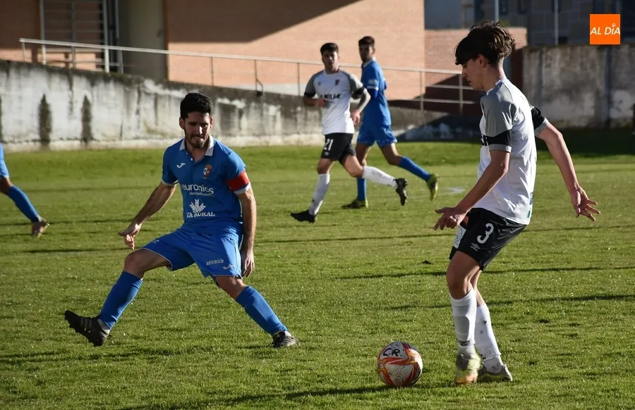 Foto 7 - El Ciudad Rodrigo firma tablas con el col&iacute;der en un gran partido que pudo ganar cualquiera