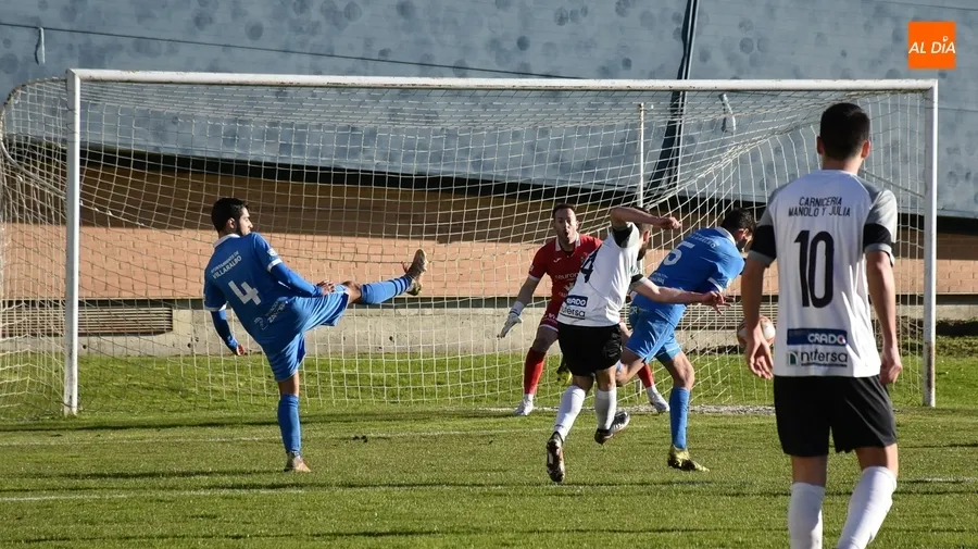 Foto 9 - El Ciudad Rodrigo firma tablas con el col&iacute;der en un gran partido que pudo ganar cualquiera