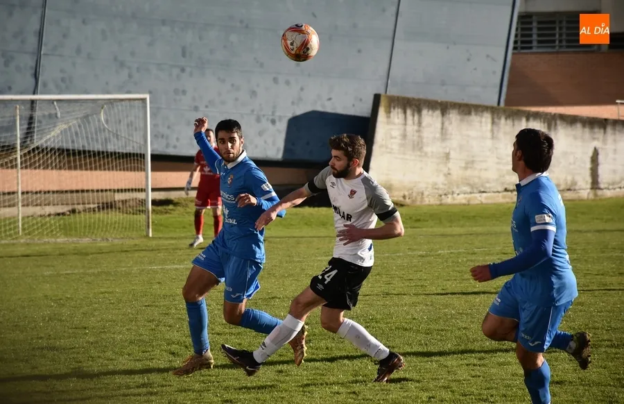 Foto 11 - El Ciudad Rodrigo firma tablas con el col&iacute;der en un gran partido que pudo ganar cualquiera