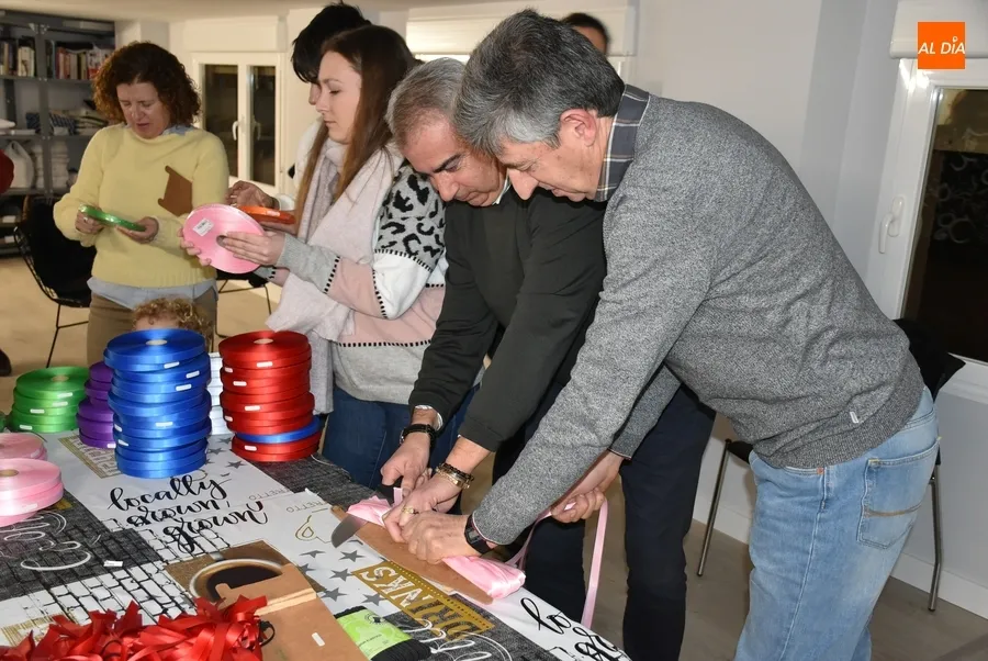 Foto 10 - La Cofrad&iacute;a de San Blas corta cerca de 10.000 gargantillas para la fiesta del d&iacute;a 3