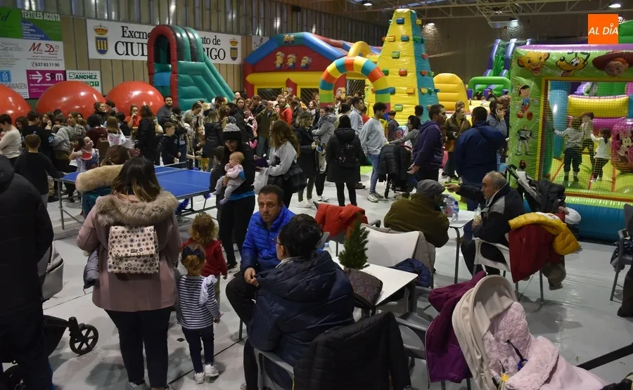 Foto 2 - Multitudinaria recepci&oacute;n a los Reyes Magos en Navilandia