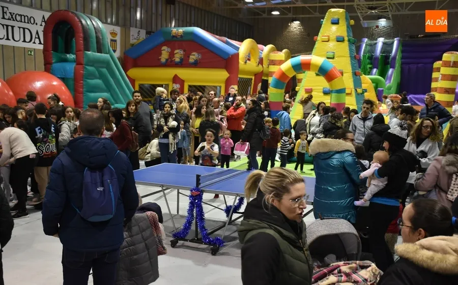 Foto 3 - Multitudinaria recepci&oacute;n a los Reyes Magos en Navilandia