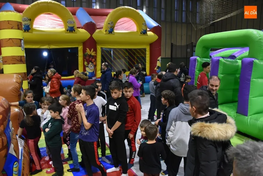 Foto 6 - Multitudinaria recepci&oacute;n a los Reyes Magos en Navilandia