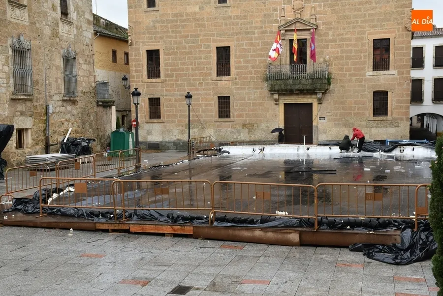 Foto 5 - Retirada la pista de hielo de la Plazuela del Conde