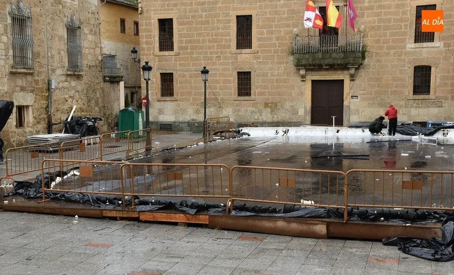 Foto 3 - Retirada la pista de hielo de la Plazuela del Conde