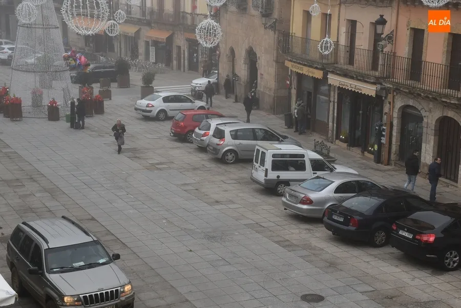 Foto 2 - Retornan tres a&ntilde;os despu&eacute;s los tronos reales a los soportales de la Casa Consistorial