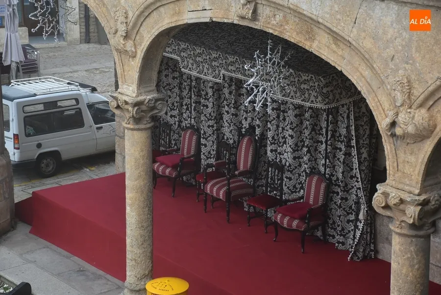 Foto 3 - Retornan tres a&ntilde;os despu&eacute;s los tronos reales a los soportales de la Casa Consistorial