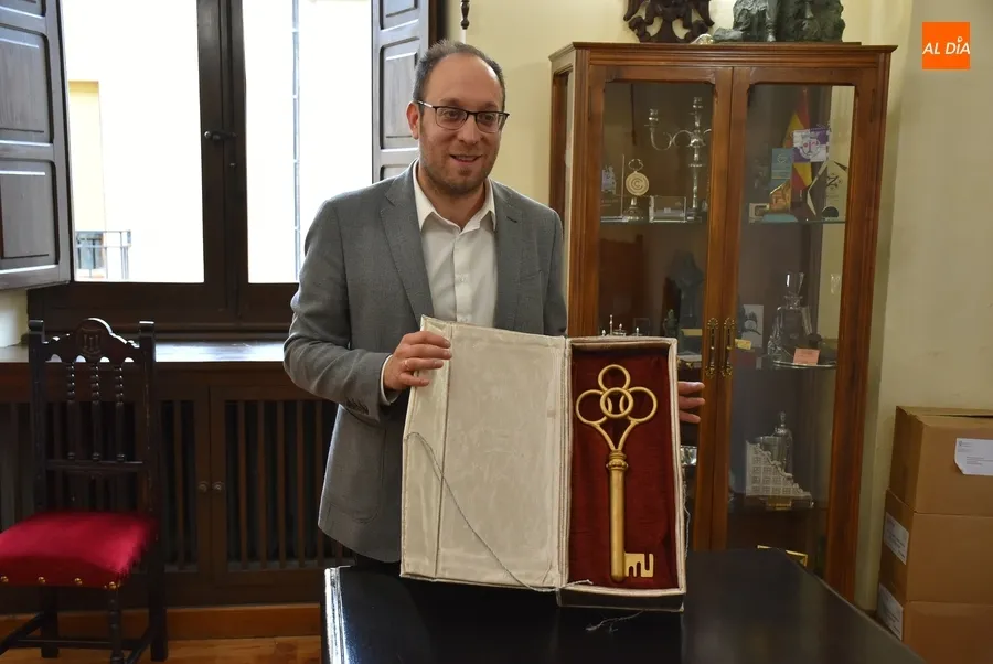 Foto 4 - Retornan tres a&ntilde;os despu&eacute;s los tronos reales a los soportales de la Casa Consistorial