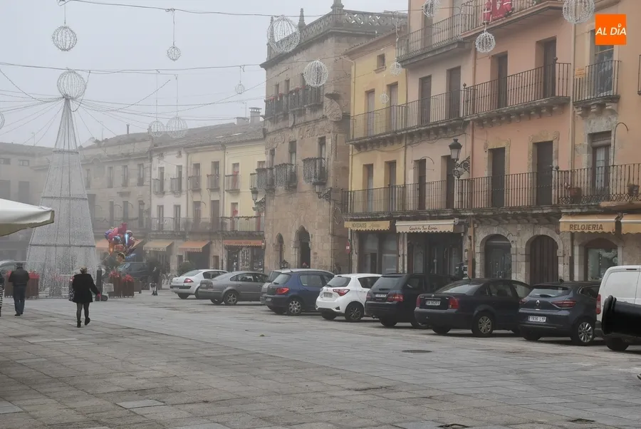 Foto 6 - Retornan tres a&ntilde;os despu&eacute;s los tronos reales a los soportales de la Casa Consistorial