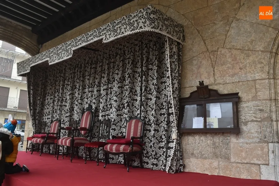 Foto 7 - Retornan tres a&ntilde;os despu&eacute;s los tronos reales a los soportales de la Casa Consistorial
