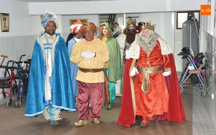 Foto 2 - Recuperadas las cl&aacute;sicas visitas de los Magos a las residencias de ancianos