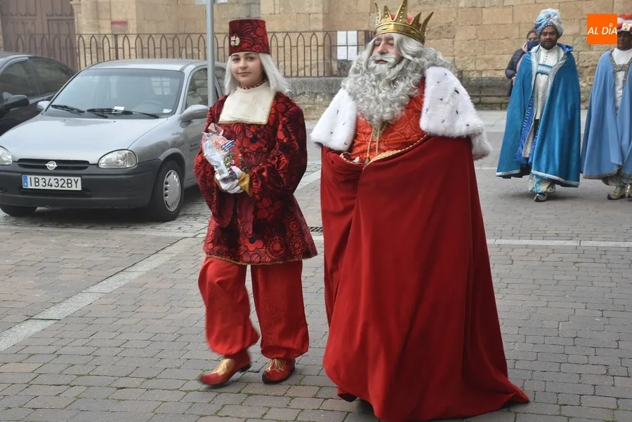 Foto 5 - Recuperadas las cl&aacute;sicas visitas de los Magos a las residencias de ancianos