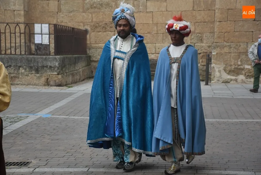 Foto 6 - Recuperadas las cl&aacute;sicas visitas de los Magos a las residencias de ancianos