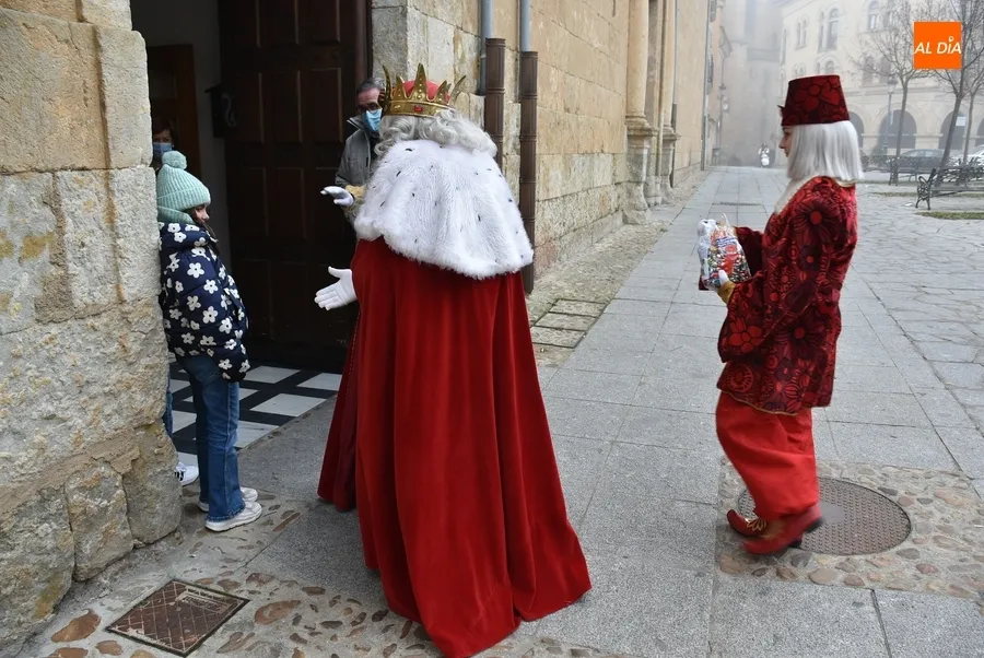 Foto 7 - Recuperadas las cl&aacute;sicas visitas de los Magos a las residencias de ancianos