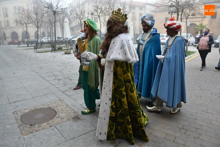Foto 8 - Recuperadas las cl&aacute;sicas visitas de los Magos a las residencias de ancianos