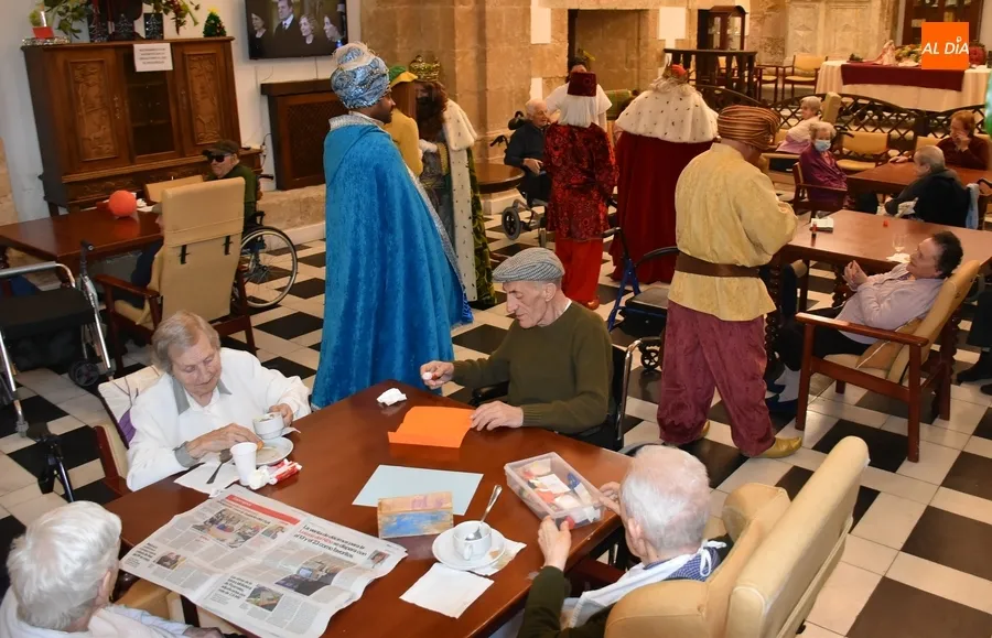 Foto 10 - Recuperadas las cl&aacute;sicas visitas de los Magos a las residencias de ancianos
