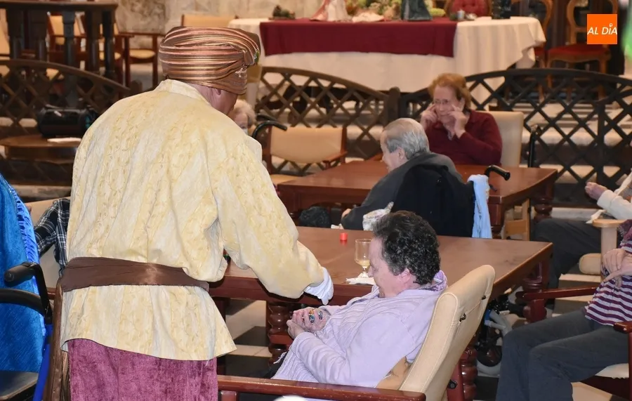Foto 11 - Recuperadas las cl&aacute;sicas visitas de los Magos a las residencias de ancianos