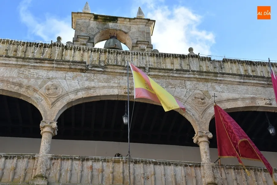 Foto 3 - La Cofrad&iacute;a de San Sebasti&aacute;n coloca su pend&oacute;n en la Casa Consistorial