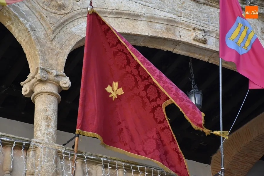 Foto 2 - La Cofrad&iacute;a de San Sebasti&aacute;n coloca su pend&oacute;n en la Casa Consistorial