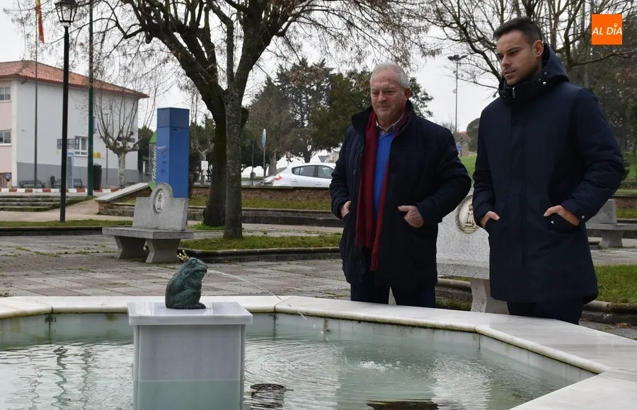 Foto 4 - Una &ldquo;curiosa&rdquo; ranita con corona pasa a presidir la fuente del Parque de los Tilos