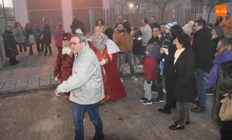 Foto 3 - Los Magos logran entre la niebla regresar a la normalidad con una Cabalgata &aacute;gil y remozada