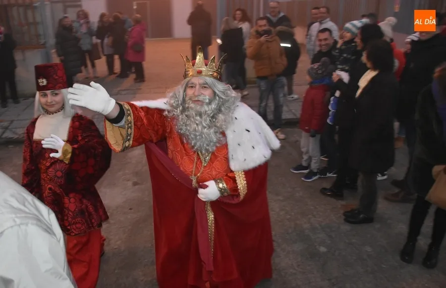 Foto 4 - Los Magos logran entre la niebla regresar a la normalidad con una Cabalgata &aacute;gil y remozada