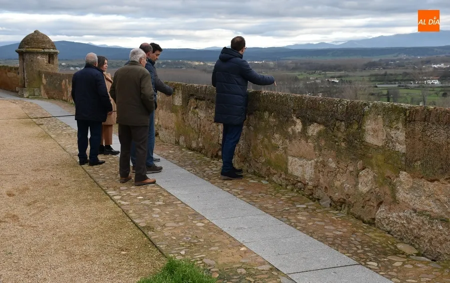 Foto 2 - El Ayuntamiento denuncia el peligroso estado de la Muralla entre la Bater&iacute;a y la Puerta de Santiago